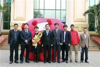 Hino Motors Vietnam trao tặng xe 300 Series cho trường Đại học Giao thông Vận tải Hà Nội
