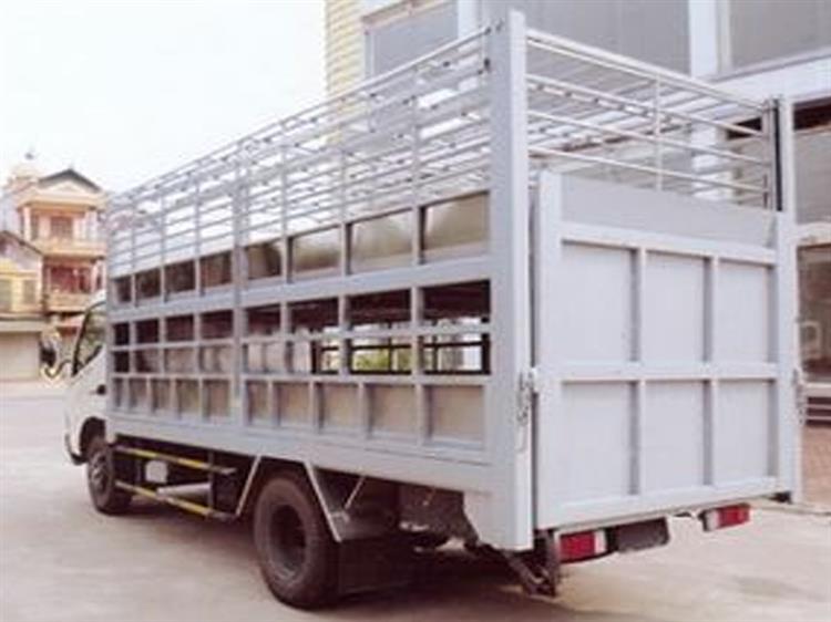 Xe tải Hino XZU650 chở lợn thùng dài 4,4m 1